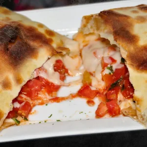 Calzone Mozzarella, Tomate, Salsa Tomate, Albahaca