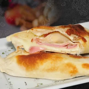 Calzone, Mozzarella, Hongos,Jamon, Tomate